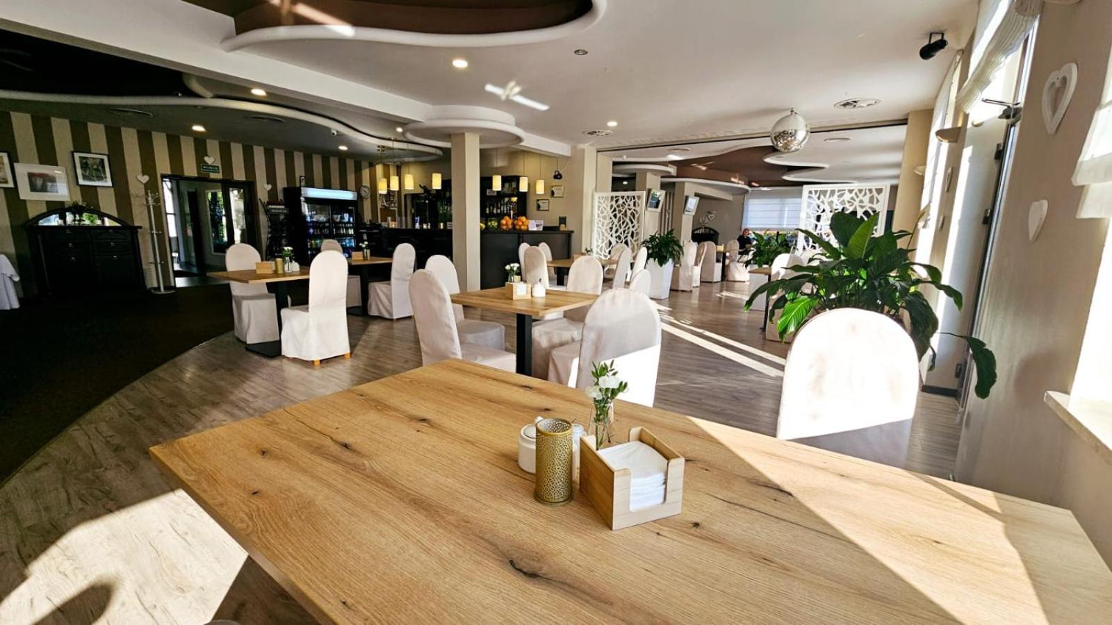 Hotel Ossowski Swarzędz Esterno foto