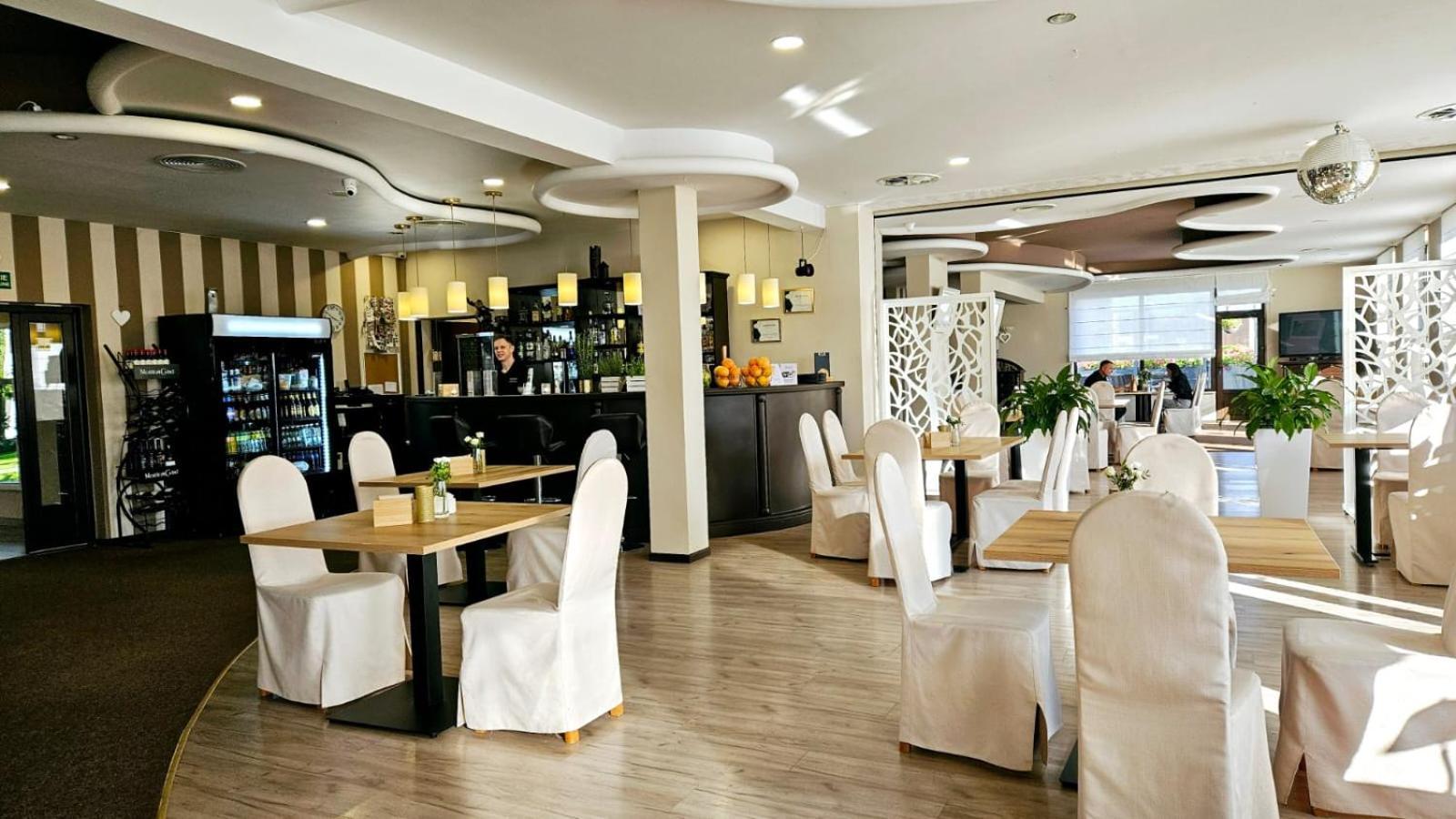 Hotel Ossowski Swarzędz Esterno foto