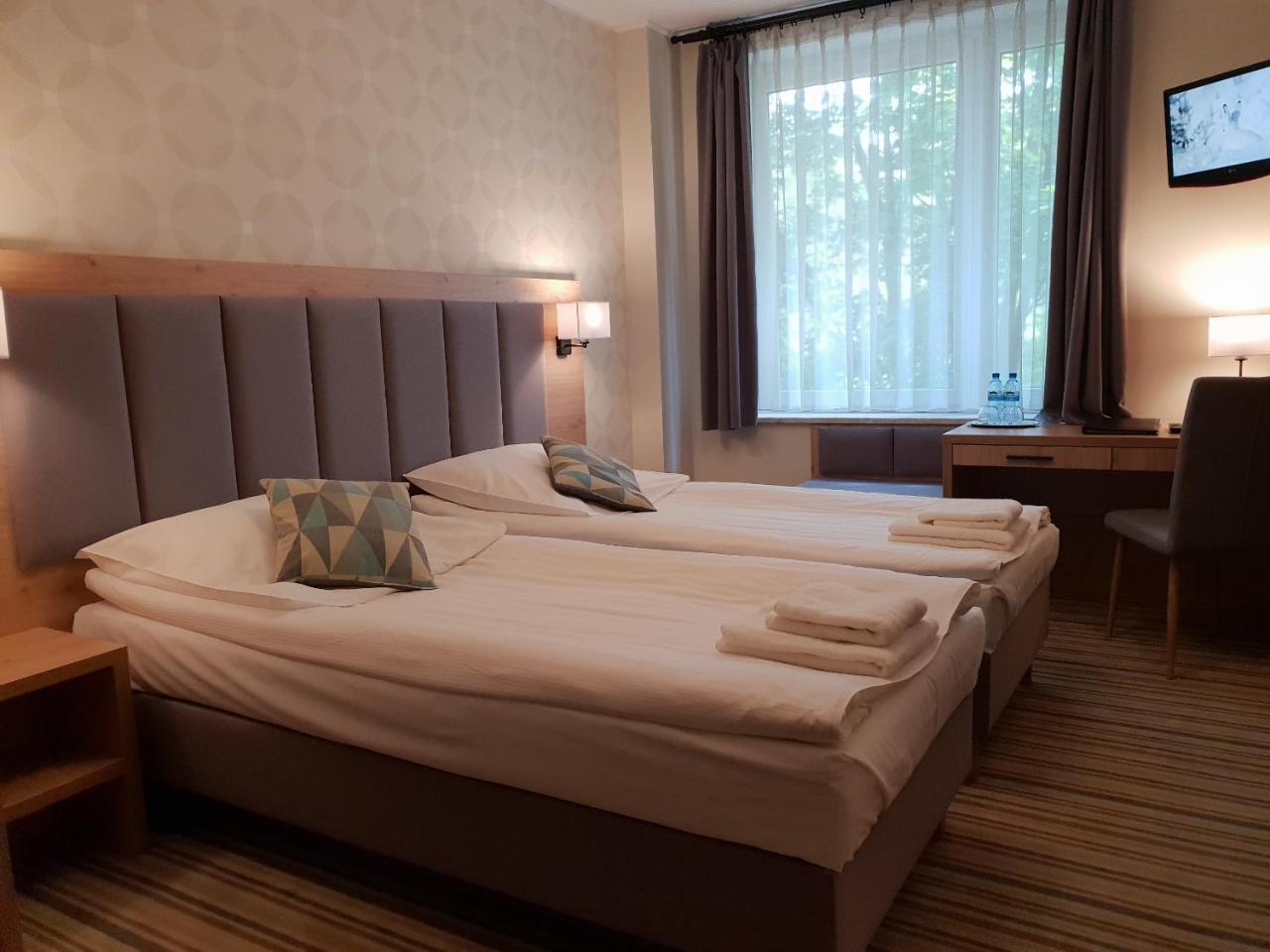 Hotel Ossowski Swarzędz Esterno foto