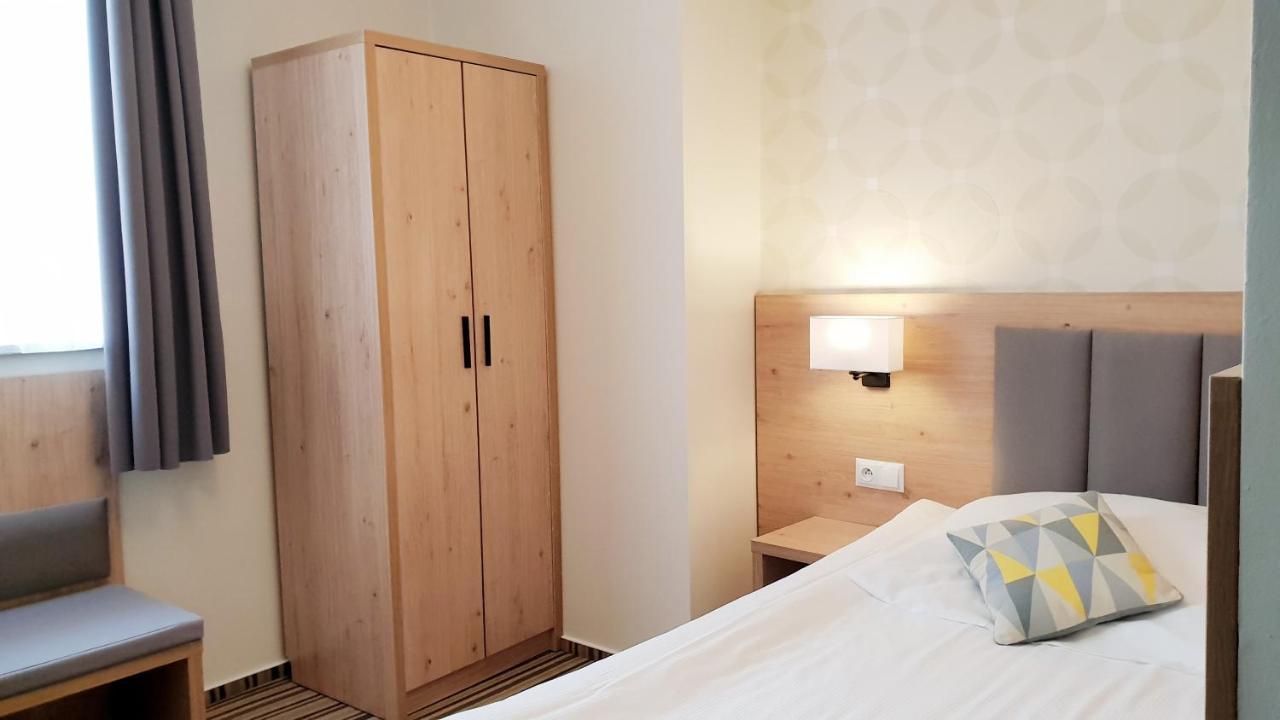 Hotel Ossowski Swarzędz Esterno foto
